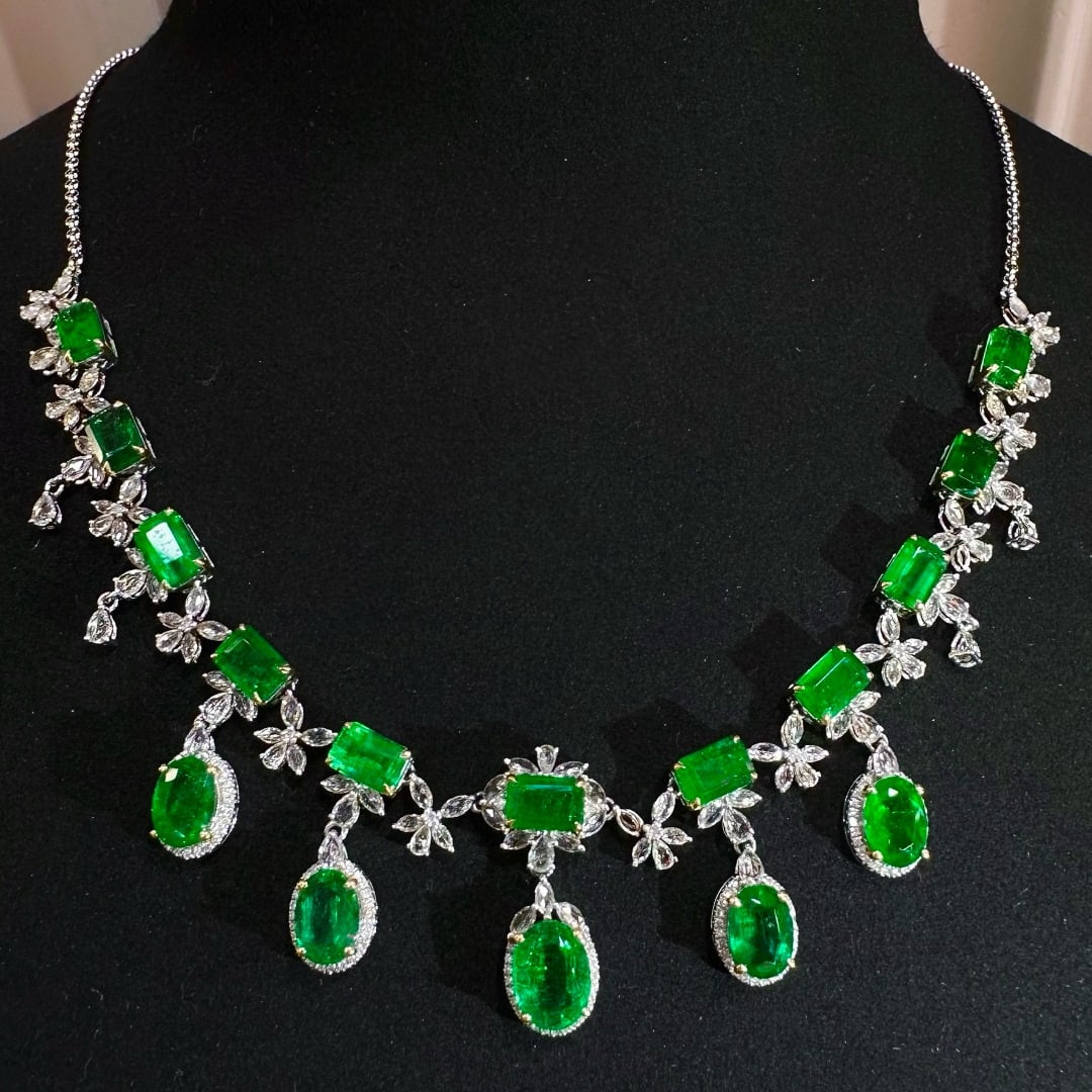 14k Gold 11.9 Ct Vivid Green Natural Emerald & Diamond & Sapphire Necklace - 2
