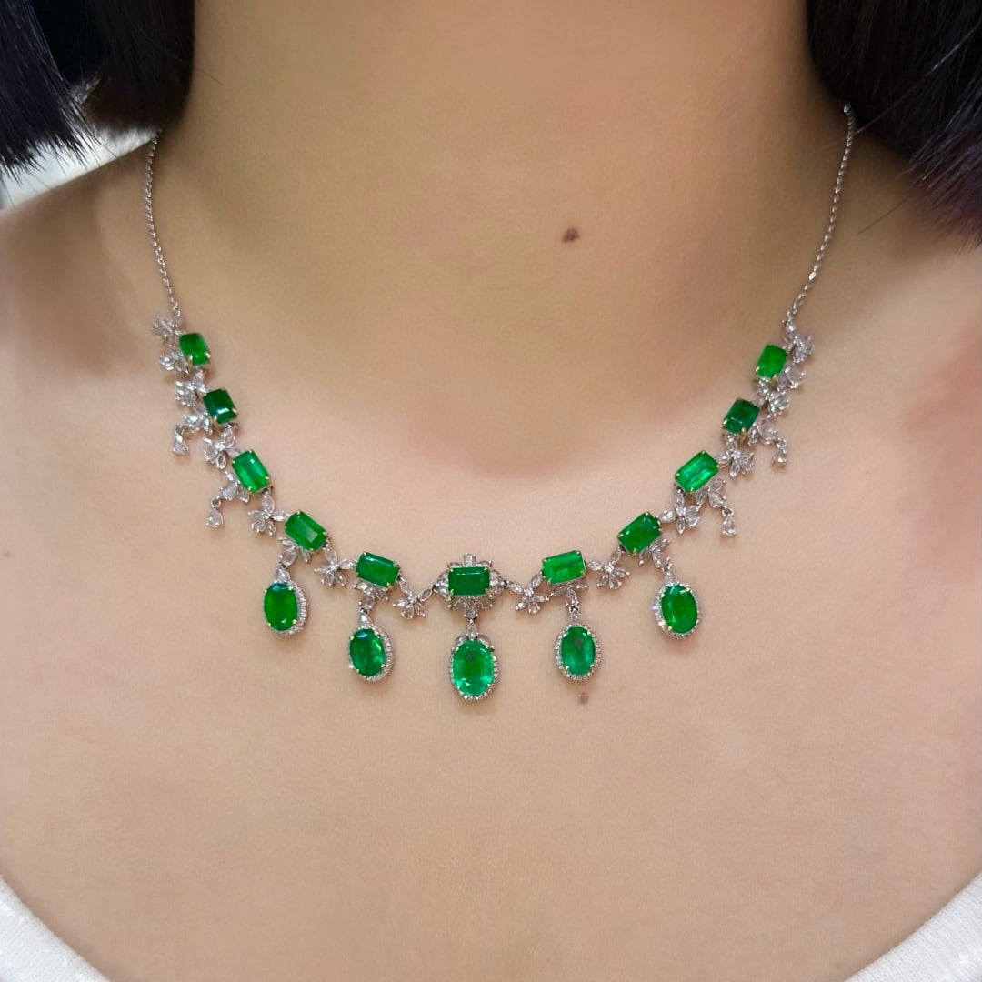 14k Gold 11.9 Ct Vivid Green Natural Emerald & Diamond & Sapphire Necklace - 4