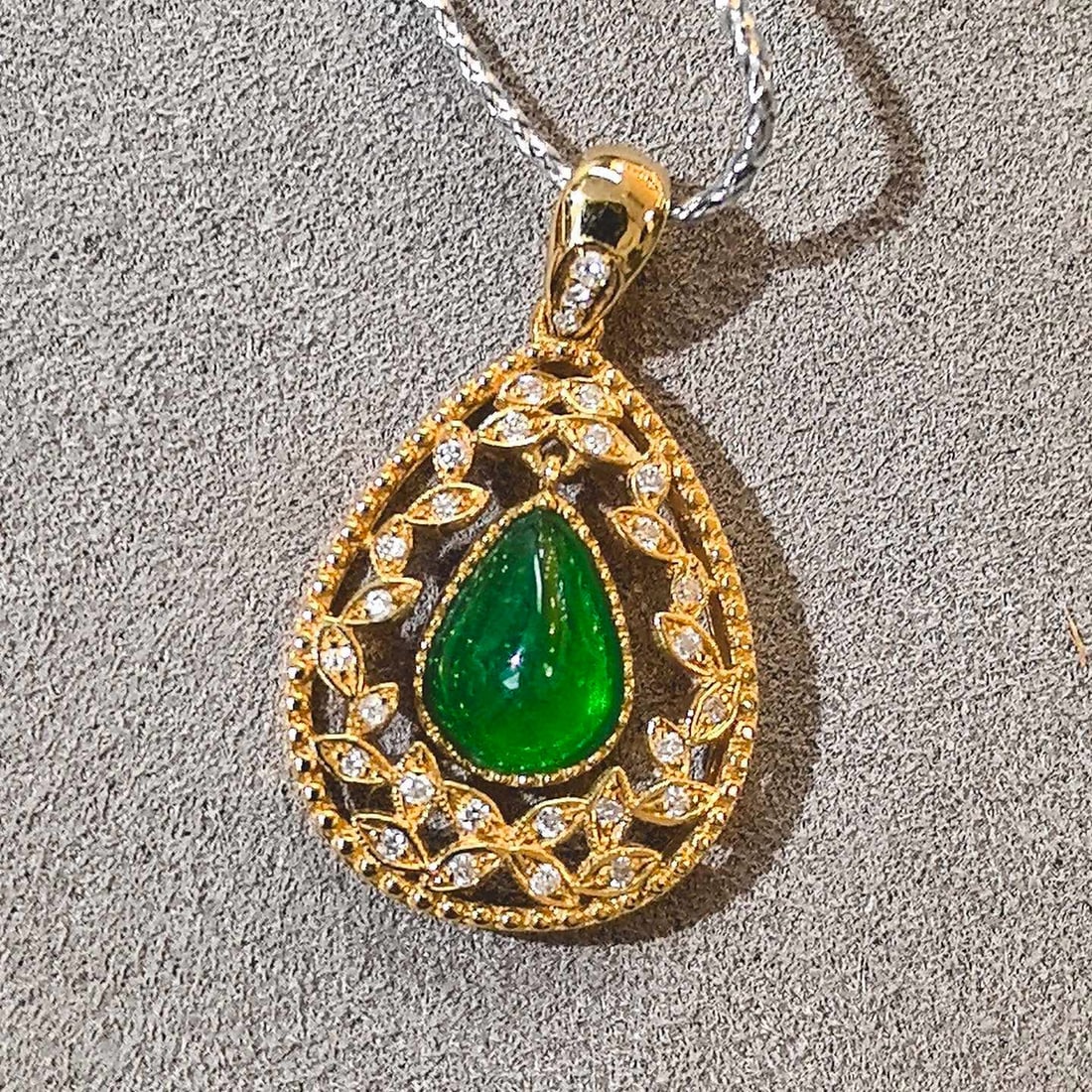 14k Gold 0.92 Ct Vivid Green Natural Emerald & Diamond Pendant( Without Chain ): Ref:231062299 // gold content:14k gold // main gemstone:emerald // shape:pear // carat weight:0. 92ct // color:vivid green // treatment:natural // // adjacent gemstone 2 : diamond // shape:round //