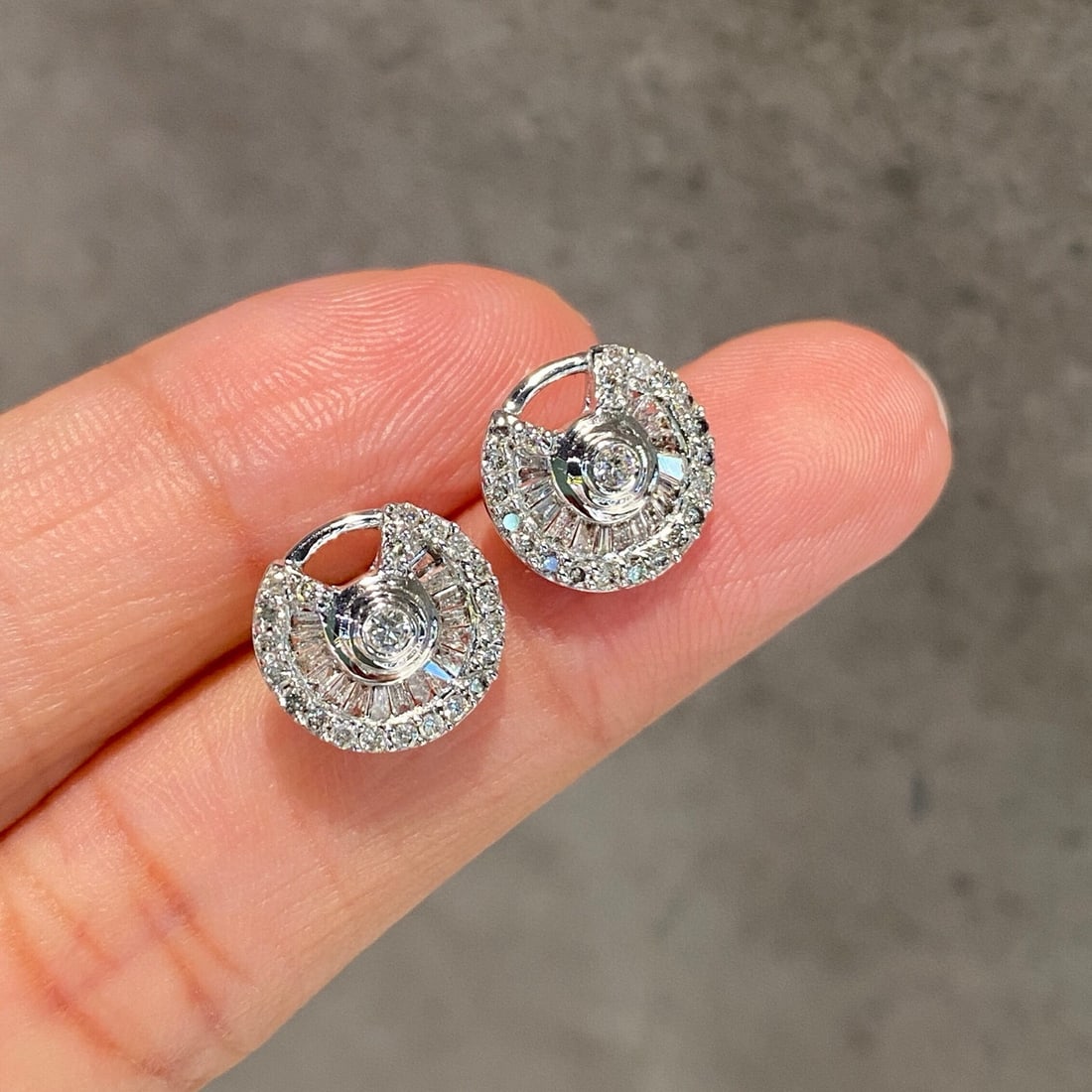 14k Gold 0.50 Ct Natural H Diamond Earrings: Ref:231062302 // gold content:14k gold // main gemstone:diamond // shape:multiply // carat weight:0. 50ct // clarity grade:vs-si // color:h // treatment:natural // Condition: New Low Estimate:
