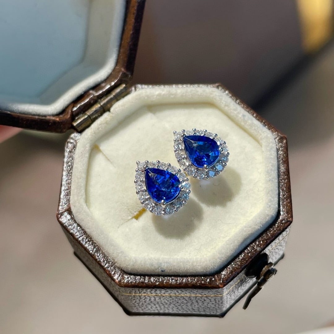 14k Gold 1.00 Ct Natural Sapphire & Diamond Earrings: Ref:231062316 // gold content:14k gold // main gemstone:sapphire // shape:pear // carat weight:1. 00ct // color:blue // treatment:natural // // adjacent gemstone 2 : diamond // shape:round // clarity