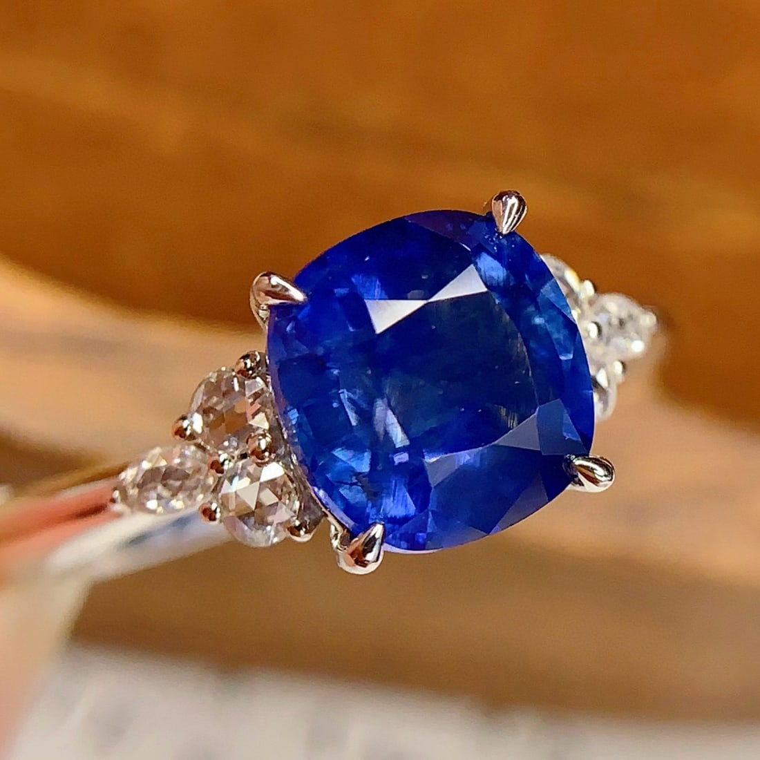 14k Gold 2.65 Ct Vivid Blue Natural Sapphire & Diamond Ring - 3