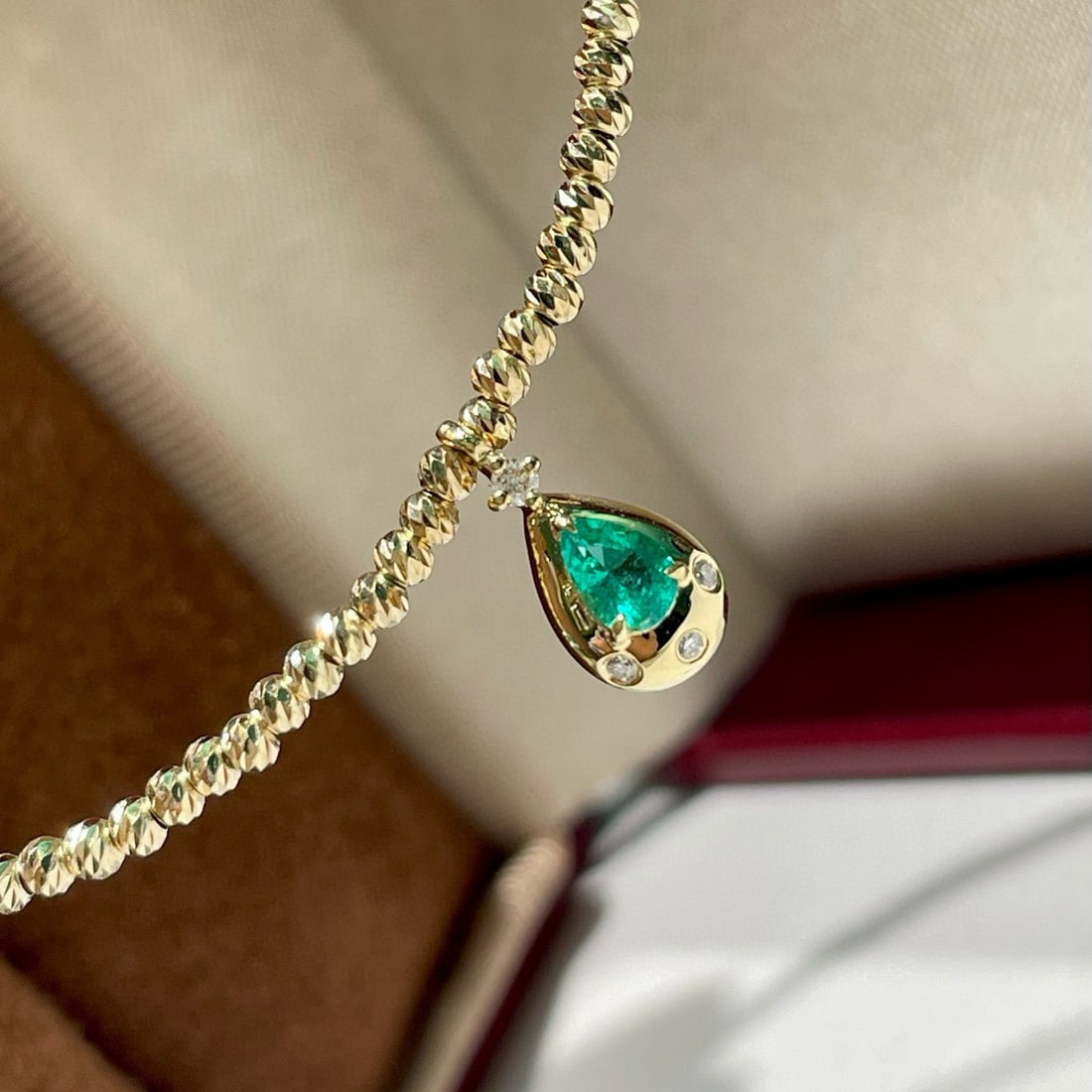 14k Gold 0.1 Ct Natural Emerald & Diamond Bracelet: Ref:231062328 // gold content:14k gold // main gemstone:emerald // shape:pear // carat weight:0. 1ct // color:green // treatment:natural // // adjacent gemstone 2 : diamond // shape:round // clarity