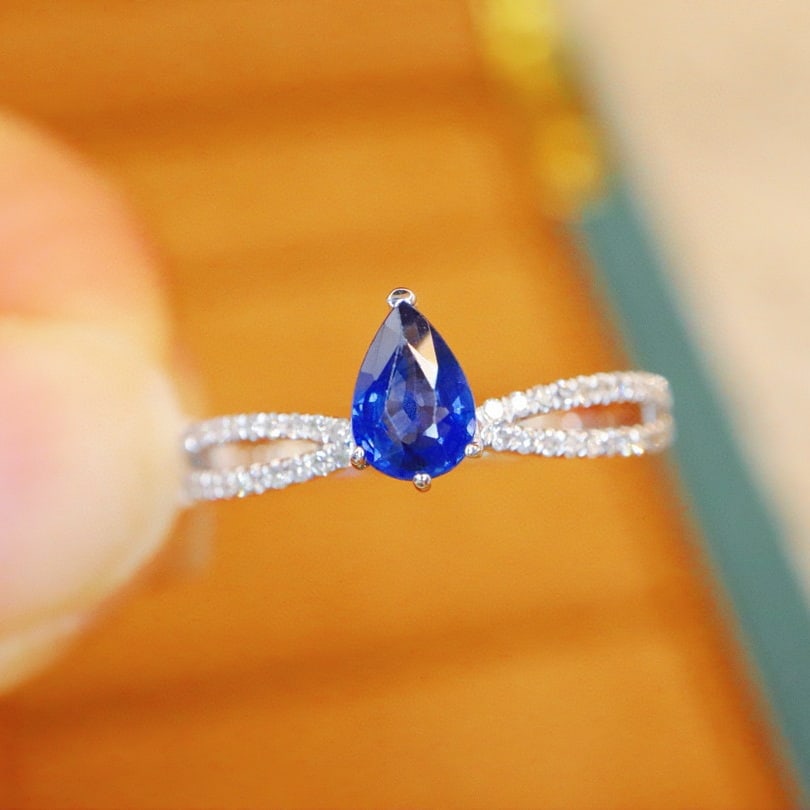14k Gold 0.75 Ctw Natural Sapphire & Diamond Ring: Ref:231062334 // gold content:14k gold // ring size:7. 25us // // main gemstone:sapphire // shape:pear // carat weight:0. 58ct // color:blue // treatment:natural // // adjacent gemstone 2 : diamond //