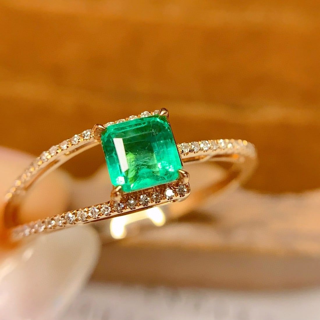14k Gold 0.7 Ct Vivid Green Natural Emerald & Diamond Ring - 2
