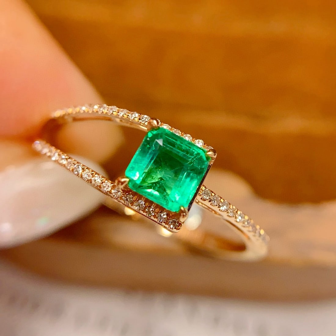 14k Gold 0.7 Ct Vivid Green Natural Emerald & Diamond Ring - 3