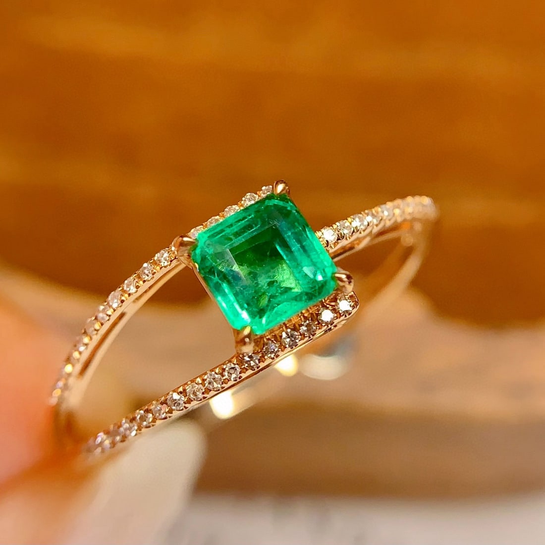 14k Gold 0.7 Ct Vivid Green Natural Emerald & Diamond Ring - 4