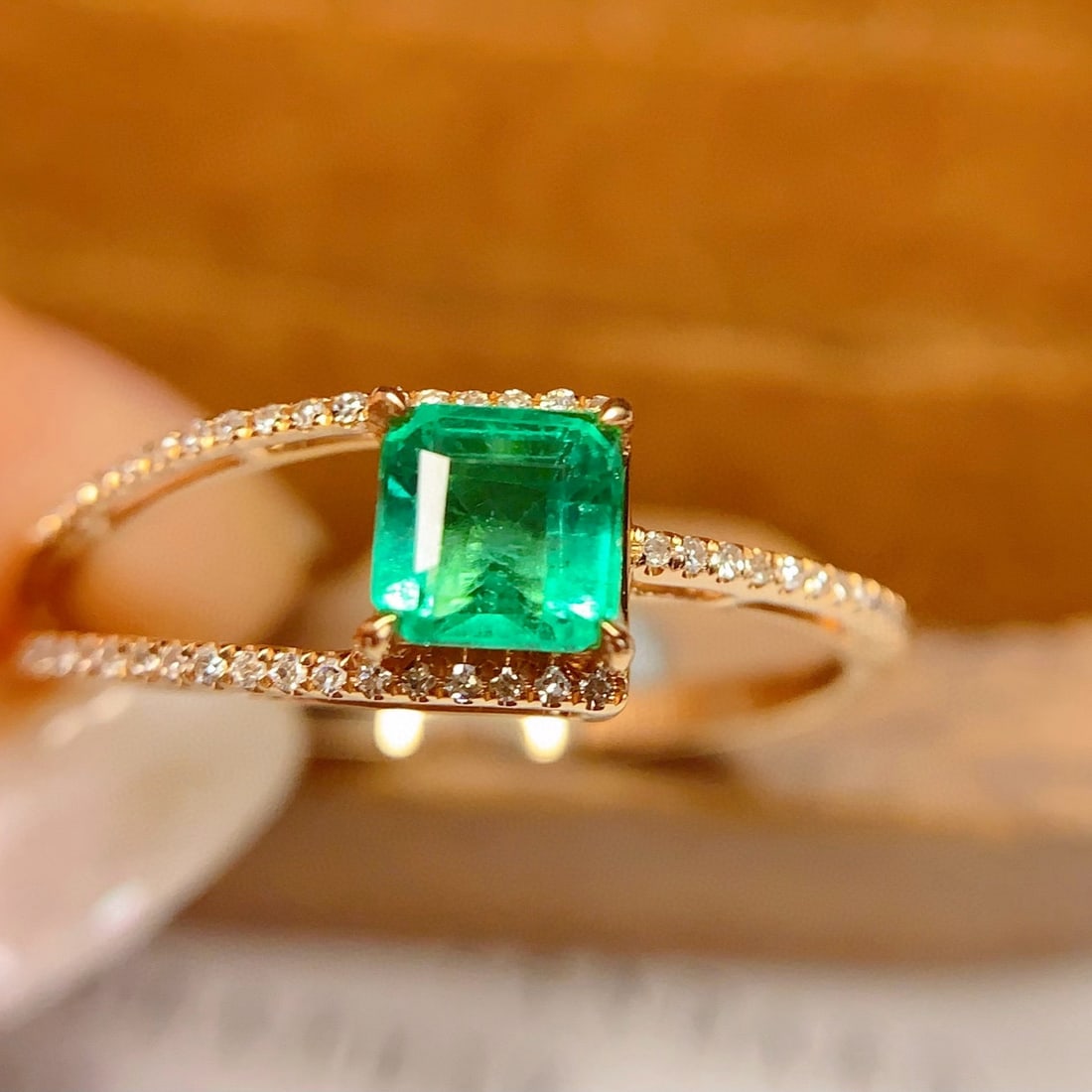 14k Gold 0.7 Ct Vivid Green Natural Emerald & Diamond Ring - 5