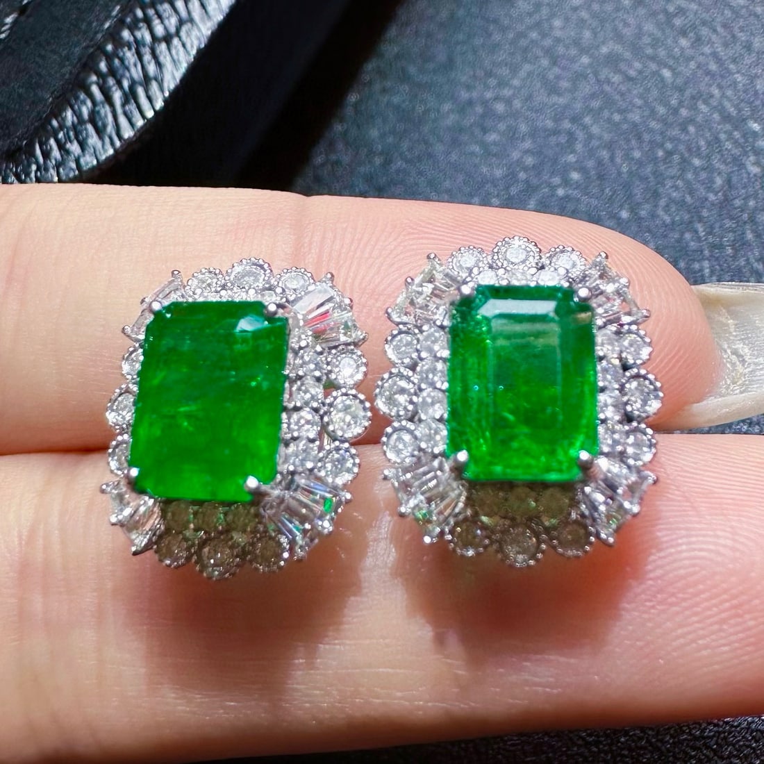 14k Gold 3.98 Ctw Vivid Green Natural Emerald & Diamond Earrings: Ref:231062419 // gold content:14k gold // main gemstone:emerald // shape:octagonal // carat weight:3. 58ct // color:vivid green // treatment:natural // // adjacent gemstone 2 : diamond // shape:multip