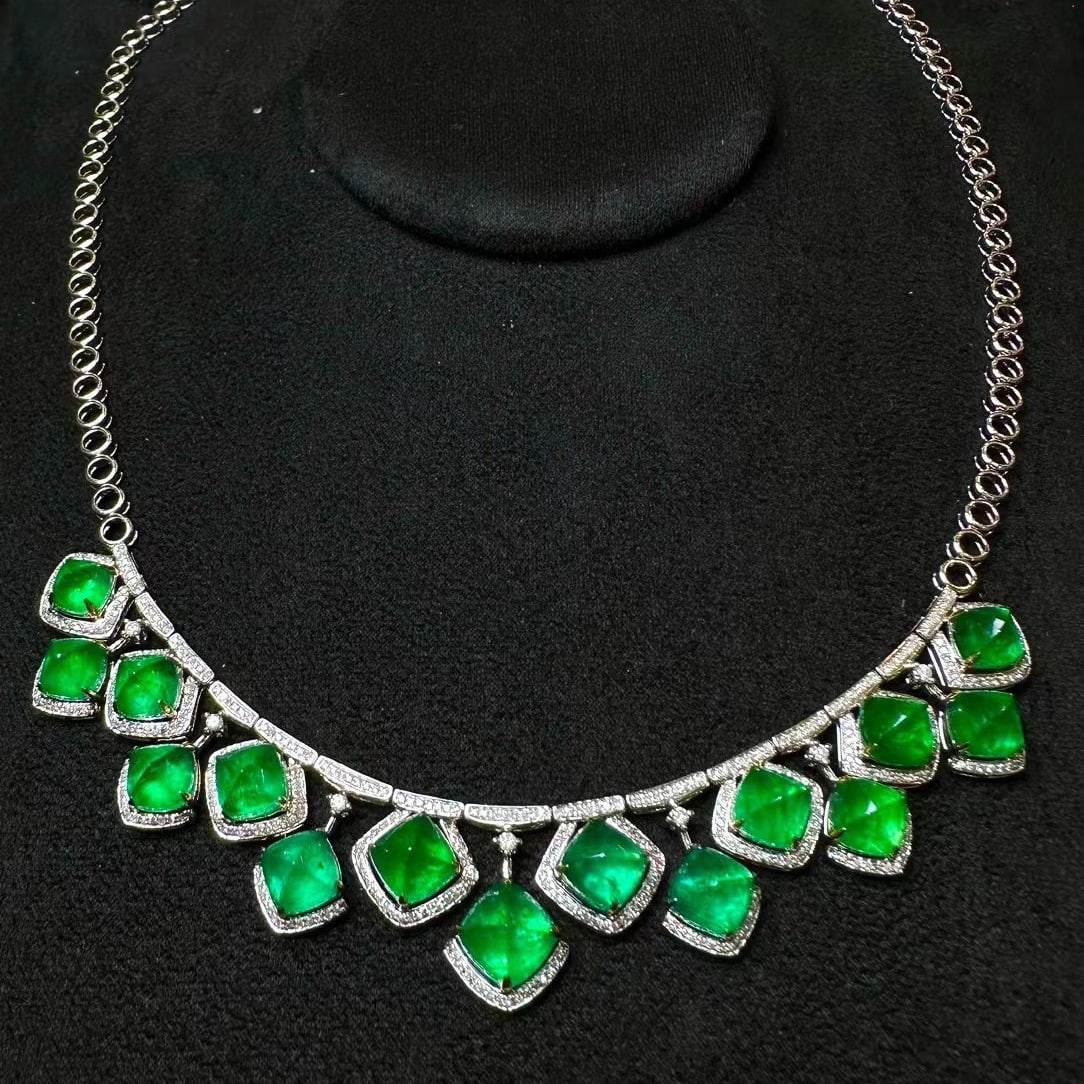 14k Gold 20.45 Ct Vivid Green Natural Emerald & Diamond Necklace: Ref:231062420 // gold content:14k gold // main gemstone:emerald // shape:sugar-loaf // carat weight:20. 45ct // color:vivid green // treatment:natural // // adjacent gemstone 2 : diamond // shape:roun