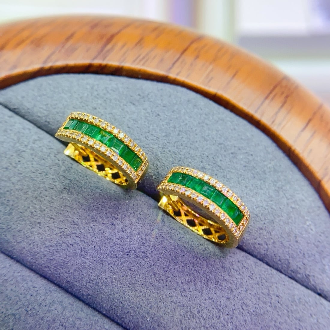 14k Gold 0.8 Ct Natural Emerald & Diamond Earrings: Ref:231062445 // gold content:14k gold // main gemstone:emerald // shape:square // carat weight:0. 8ct // color:green // treatment:natural // // adjacent gemstone 2 : diamond // number of stones:76 //