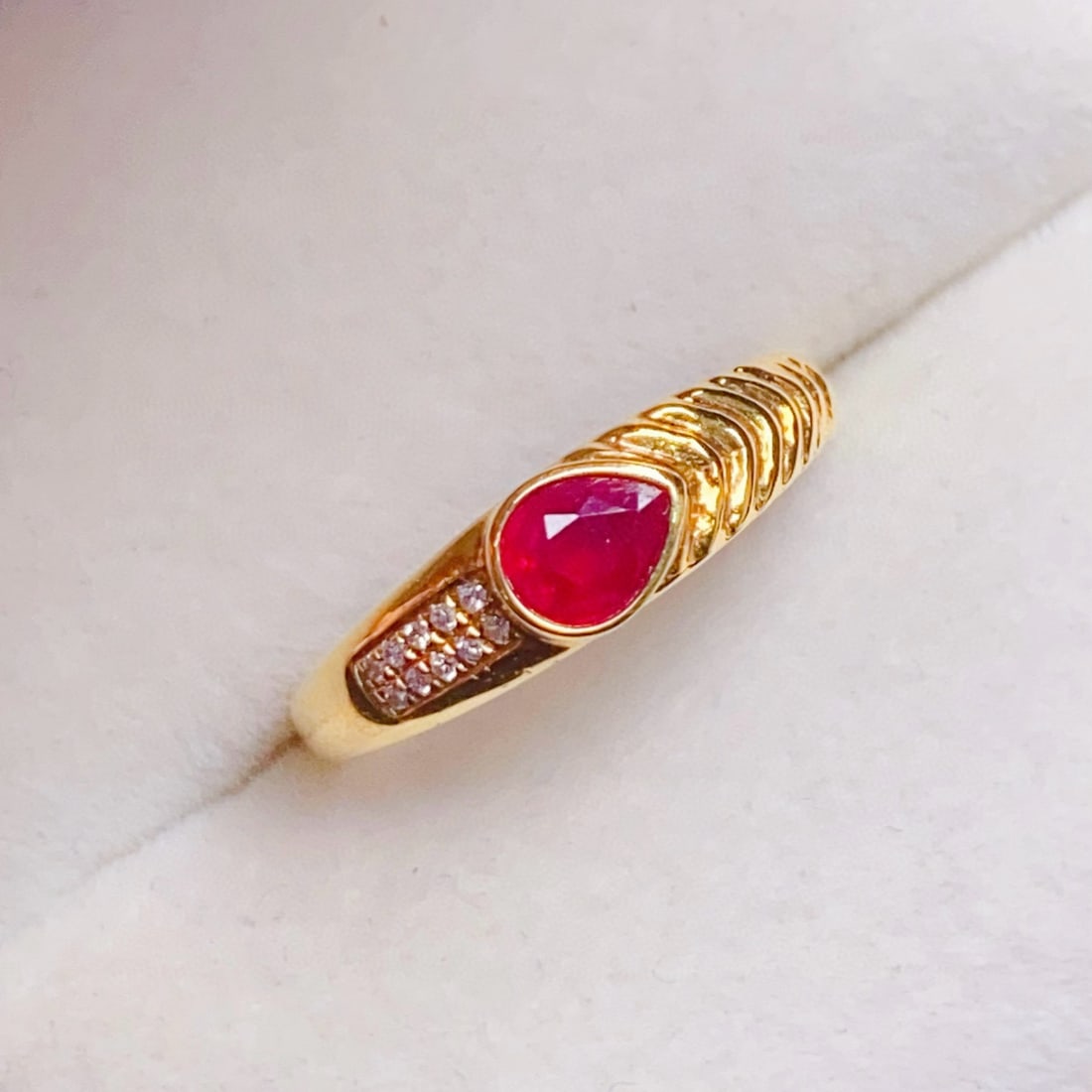 14k Gold 0.5 Ct Natural Ruby & Diamond Ring: Ref:231062449 // gold content:14k gold // ring size:7. 25us // // main gemstone:ruby // shape:pear // carat weight:0. 5ct // color:red // treatment:natural // // adjacent gemstone 2 : diamond //