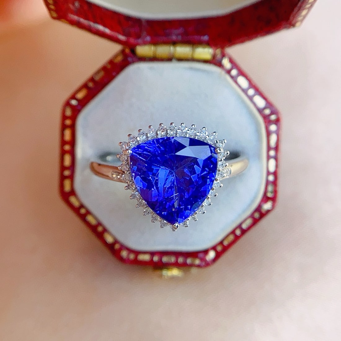 14k Gold 3.10 Ct Natural Tanzanite & Diamond Ring: Ref:231063015 // gold content:14k gold // ring size:7. 25us // // main gemstone:tanzanite // shape:triangle // carat weight:3. 10ct // color:blue // treatment:natural // // adjacent gemstone 2 : diamo