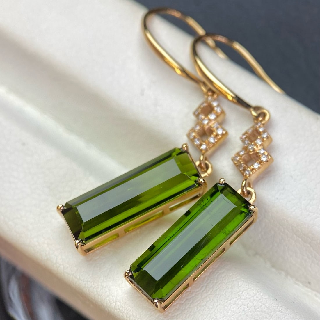 14k Gold 6.05 Ct Natural Tourmaline & Diamond Earrings: Ref:231063055 // gold content:14k gold // main gemstone:tourmaline // shape:octagonal // carat weight:6. 05ct // color:green // treatment:natural // // adjacent gemstone 2 : diamond // number of