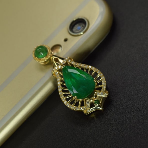 14k Gold 3.40 Ctw Vivid Green Natural Emerald & Diamond Pendant( Without Chain ): Ref:231063060 // gold content:14k gold // main gemstone:emerald // shape:multiple // carat weight:3. 27ct // color:vivid green // treatment:natural // // adjacent gemstone 2 : diamond // number of