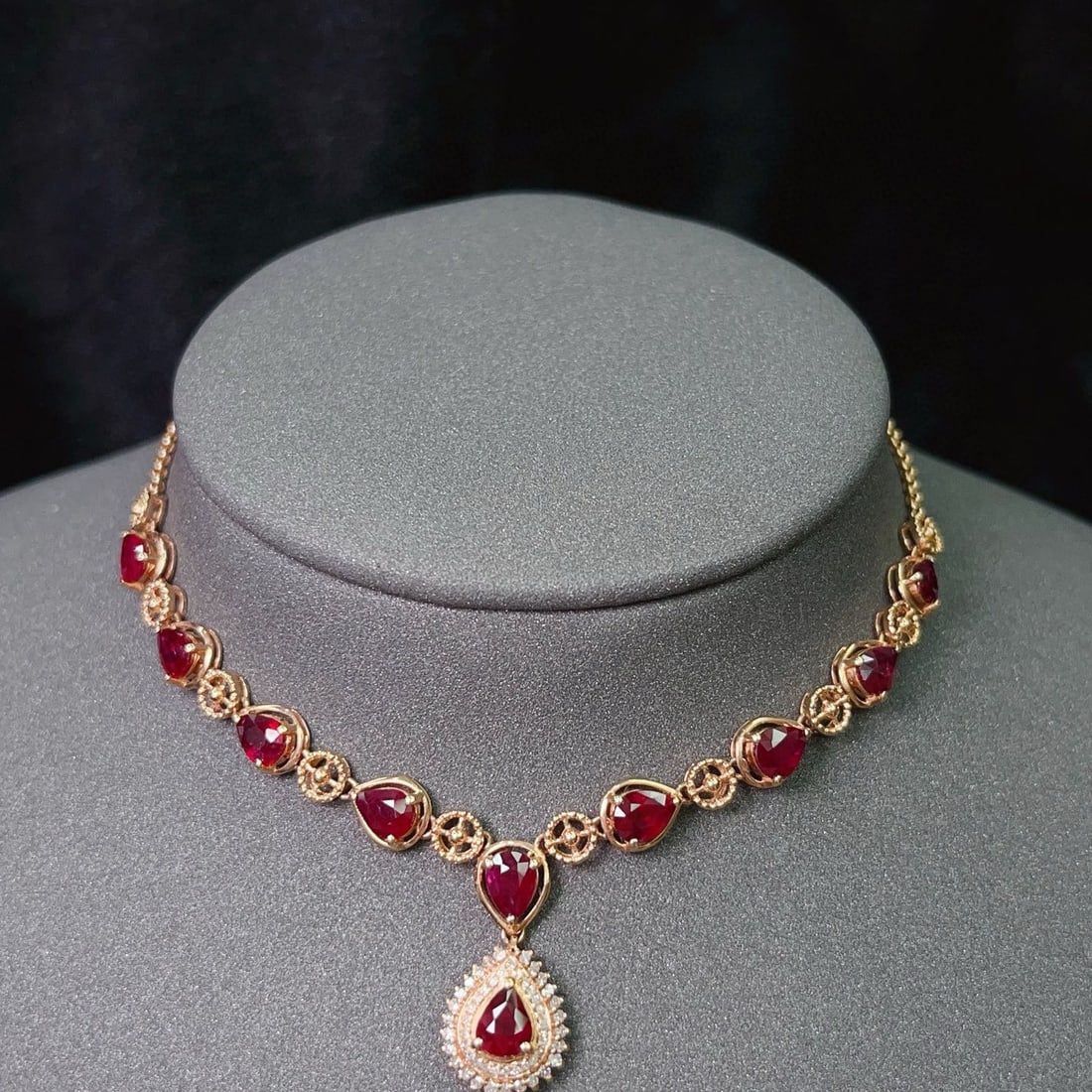 14k Gold 5.75 Ct Natural Ruby & Diamond Necklace: Ref:231063062 // gold content:14k gold // main gemstone:ruby // shape:pear // carat weight:5. 75ct // color:red // treatment:natural // // adjacent gemstone 2 : diamond // number of stones:53 //