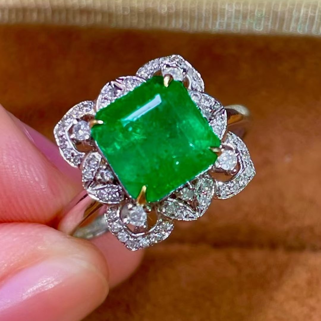 14k Gold 2.5 Ct Vivid Green Natural Emerald & Diamond Ring: Ref:231063067 // gold content:14k gold // ring size:7. 25us // // main gemstone:emerald // shape:octagonal // carat weight:2. 5ct // color:vivid green // treatment:natural // // adjacent gemstone 2 :