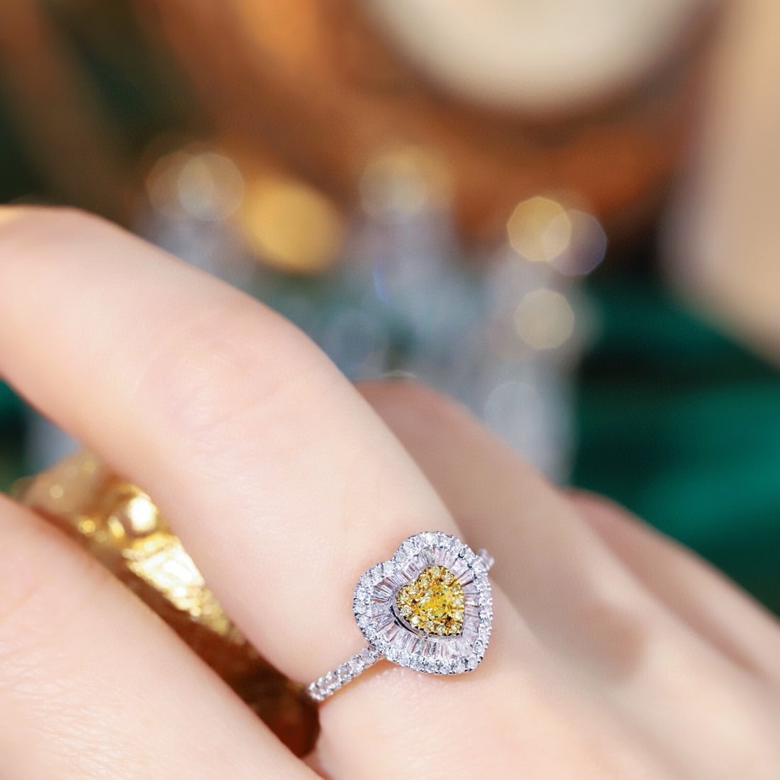 14k Gold 0.6 Ct Natural Color Diamond Ring - 8