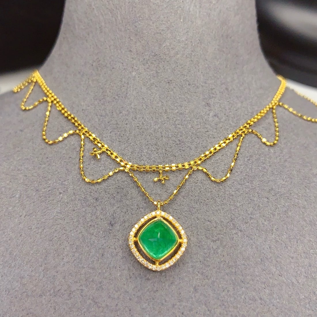 14k Gold 1.8 Ct Vivid Green Natural Emerald & Diamond Necklace: Ref:231063099 // gold content:14k gold // main gemstone:emerald // shape:sugar-loaf // carat weight:1. 8ct // color:vivid green // treatment:natural // // adjacent gemstone 2 : diamond // number of