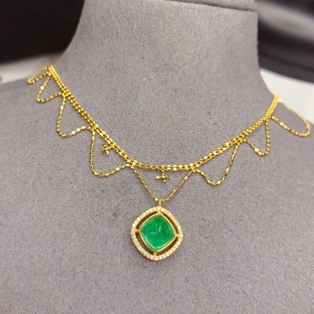 14k Gold 1.8 Ct Vivid Green Natural Emerald & Diamond Necklace - 2