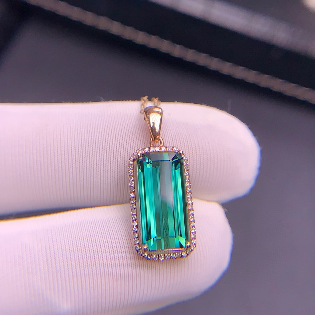 14k Gold 4.35 Ct Natural Tourmaline & Diamond Pendant( Without Chain ): Ref:231063134 // gold content:14k gold // main gemstone:tourmaline // shape:octagonal // carat weight:4. 35ct // color:green // treatment:natural // // adjacent gemstone 2 : diamond // shape:round //