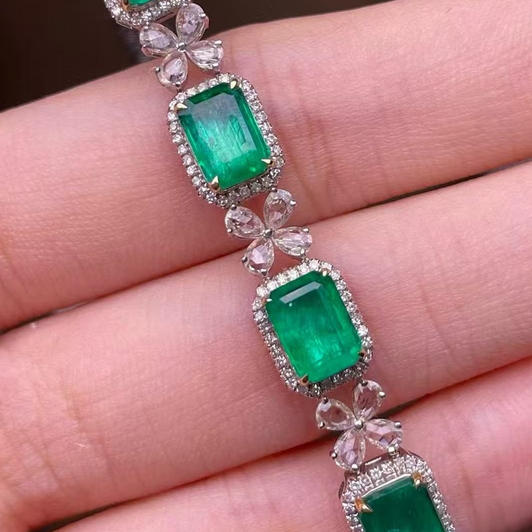 14k Gold 8 Ct Natural Emerald & Diamond Bracelet - 8