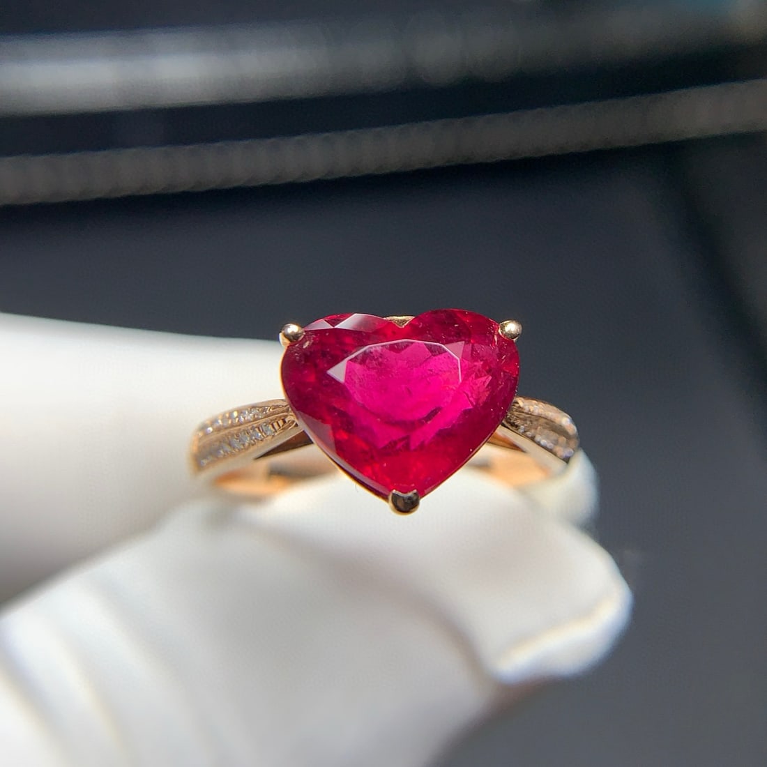 14k Gold 4.5 Ct Natural Tourmaline & Diamond Ring: Ref:231063172 // gold content:14k gold // ring size:7. 25us // // main gemstone:tourmaline // shape:heart // carat weight:4. 5ct // color:red // treatment:natural // // adjacent gemstone 2 : diamond
