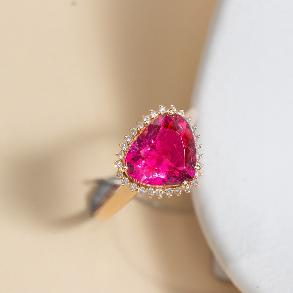 14k Gold 2.83 Ctw Natural Tourmaline & Diamond Ring: Ref:231063206 // gold content:14k gold // ring size:7. 25us // // main gemstone:tourmaline // shape:pear // carat weight:2. 55ct // color:red // treatment:natural // // adjacent gemstone 2 : diamond