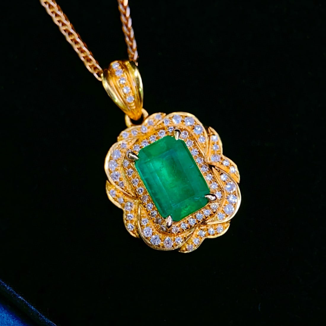 14k Gold 1.40 Ctw Vivid Green Natural Emerald & Diamond Pendant( Without Chain ) - 3