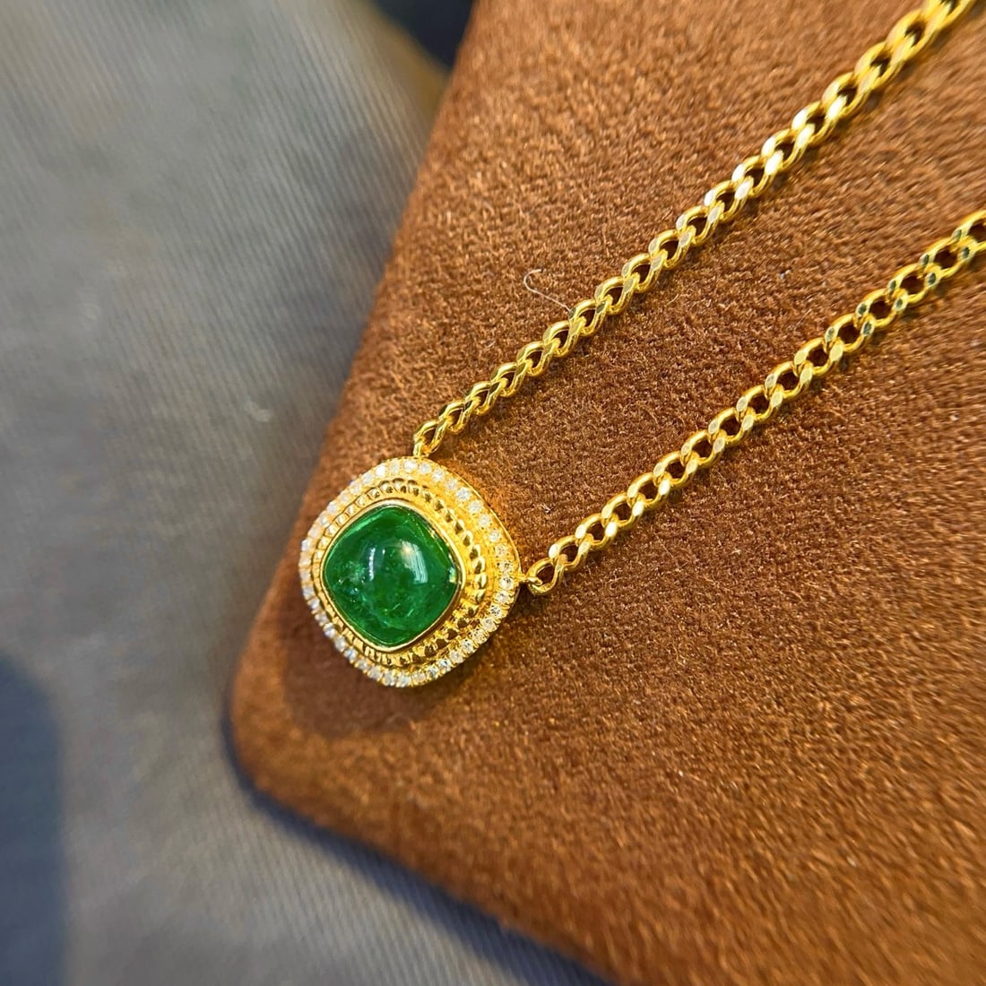 14k Gold 1.00 Ct Vivid Green Natural Emerald & Diamond Necklace - 2