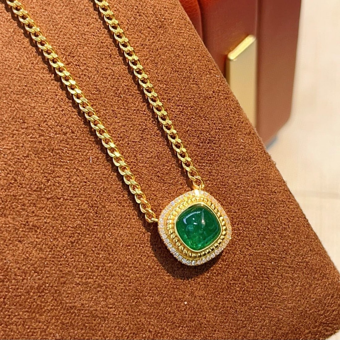 14k Gold 1.00 Ct Vivid Green Natural Emerald & Diamond Necklace - 4