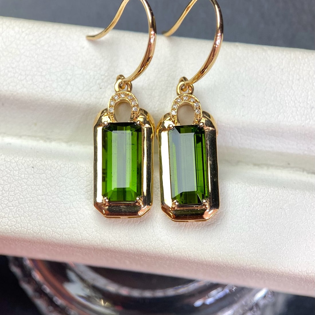 14k Gold 4.25 Ct Natural Tourmaline & Diamond Earrings: Ref:231063245 // gold content:14k gold // main gemstone:tourmaline // shape:octagonal // carat weight:4. 25ct // color:green // treatment:natural // // adjacent gemstone 2 : diamond // number of