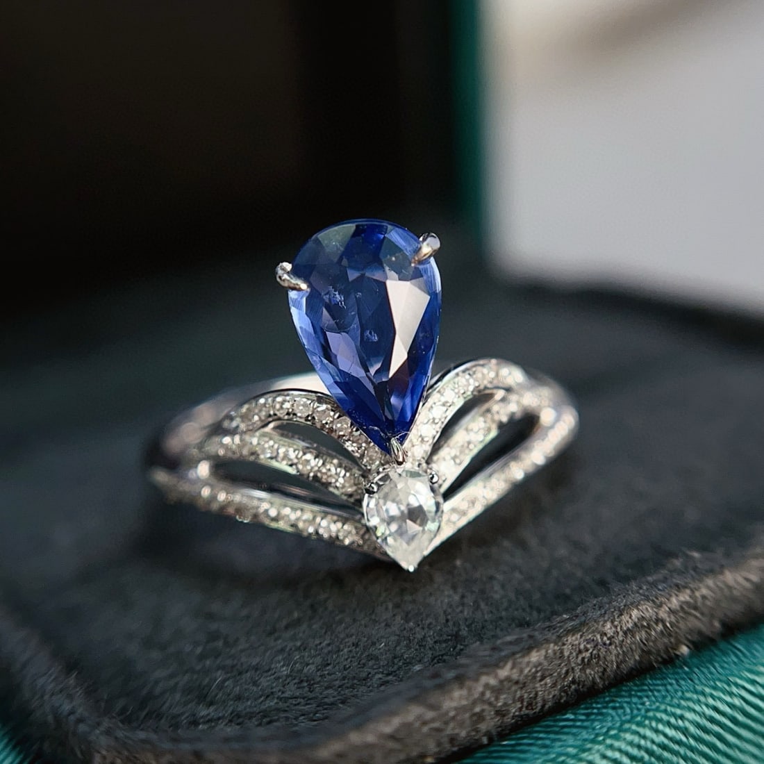 14k Gold 1.30 Ct Natural Sapphire & Diamond & Sapphire Ring: Ref:231064018 // gold content:14k gold // ring size:7. 25us // // main gemstone:sapphire // shape:pear // carat weight:1. 30ct // color:blue // treatment:natural // // adjacent gemstone 2 : diamond //
