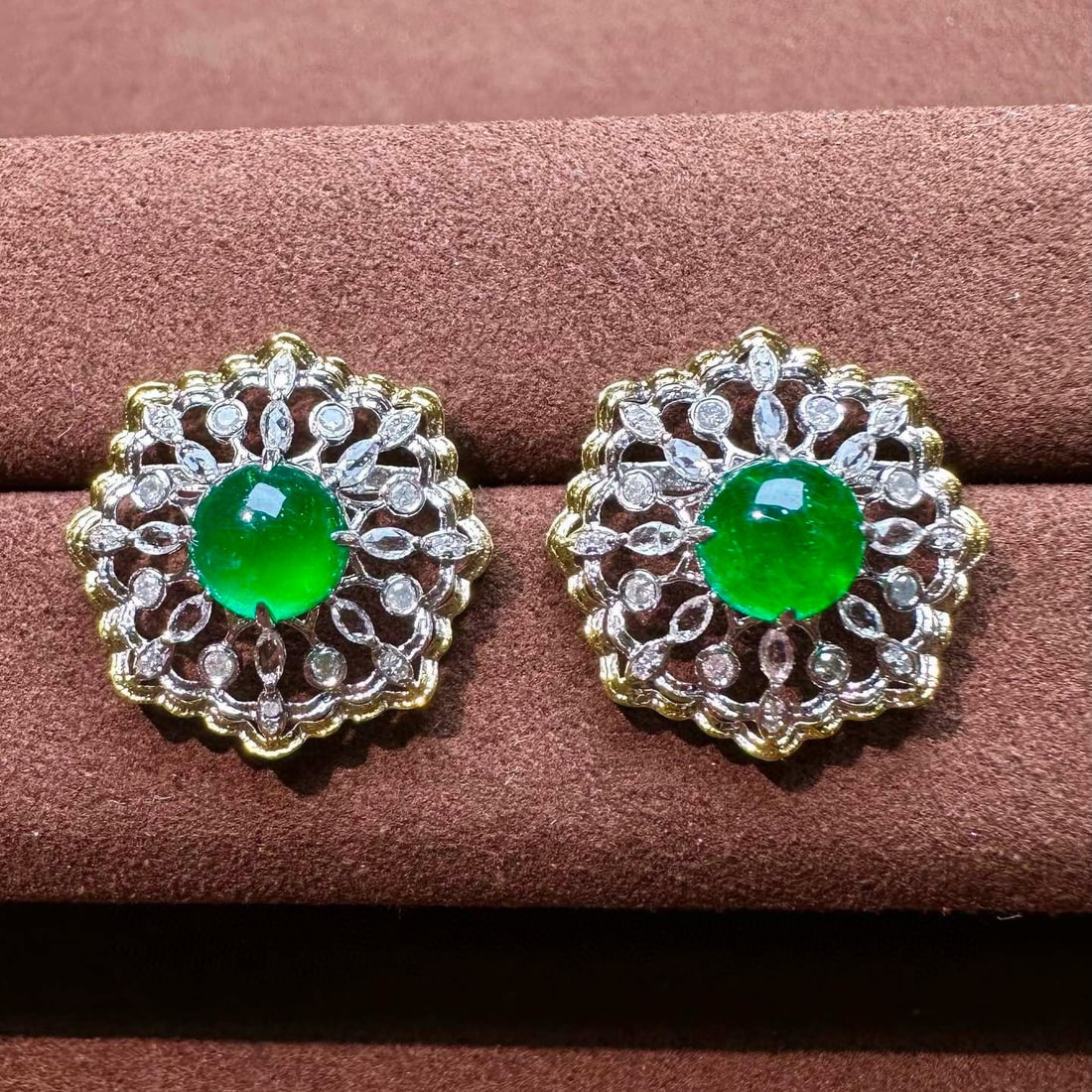 14k Gold 2.52 Ct Vivid Green Natural Emerald & Diamond Earrings: Ref:231064019 // gold content:14k gold // main gemstone:emerald // shape:round // carat weight:2. 52ct // color:vivid green // treatment:natural // cut grade:g // // adjacent gemstone 2 : diamond //