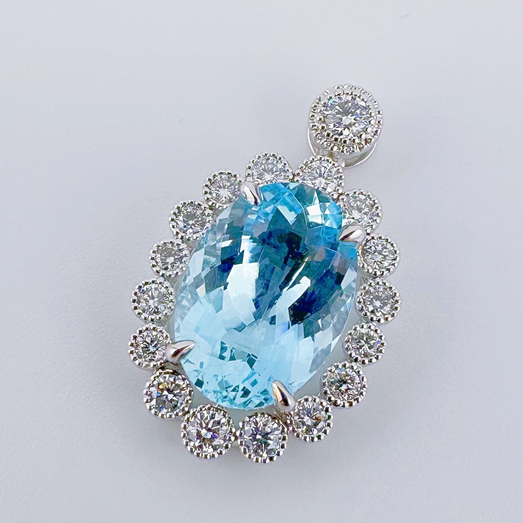 14k Gold 4.60 Ctw Natural Aquamarine & Diamond Pendant( Without Chain ): Ref:231064033 // gold content:14k gold // main gemstone:aquamarine // shape:oval // carat weight:3. 97ct // color:santa maria color // treatment:natural // // adjacent gemstone 2 : diamond //