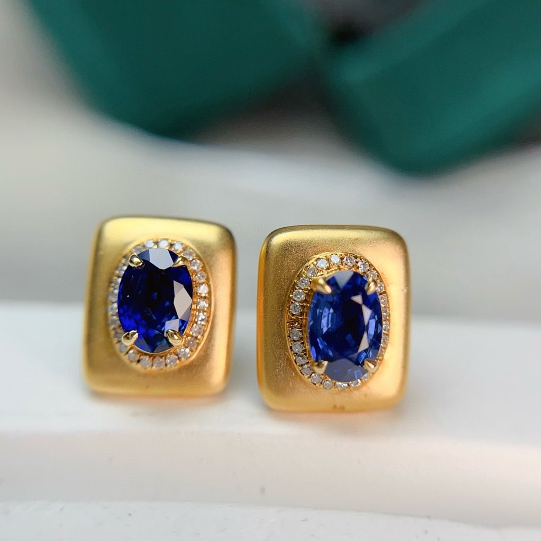 14k Gold 1.40 Ct Natural Sapphire & Diamond Earrings: Ref:231064058 // gold content:14k gold // main gemstone:sapphire // shape:oval // carat weight:1. 40ct // color:blue // treatment:natural // // adjacent gemstone 2 : diamond // number of stones:50 // 