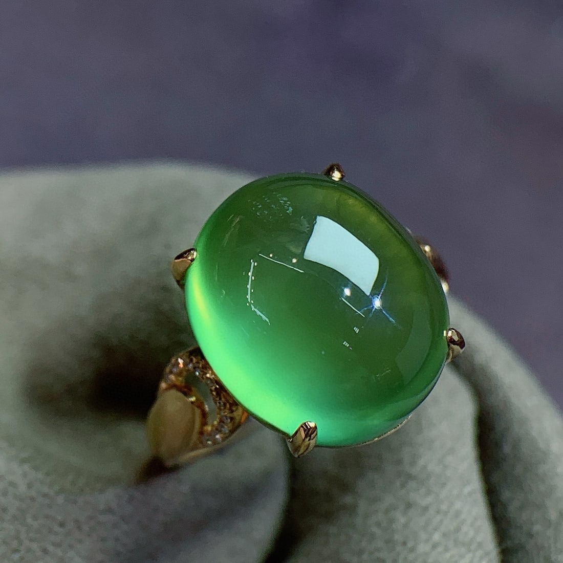 14k Gold 11.24 Ct Natural Prehnite & Diamond Ring: Ref:231064063 // gold content:14k gold // ring size:7. 25us // // main gemstone:prehnite // shape:oval // carat weight:11. 24ct // color:green // treatment:natural // // adjacent gemstone 2 : diamond 