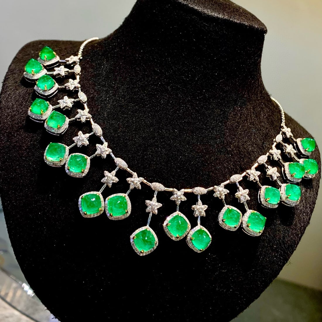 14k Gold 14.2 Ct Vivid Green Natural Emerald & Diamond Necklace - 2