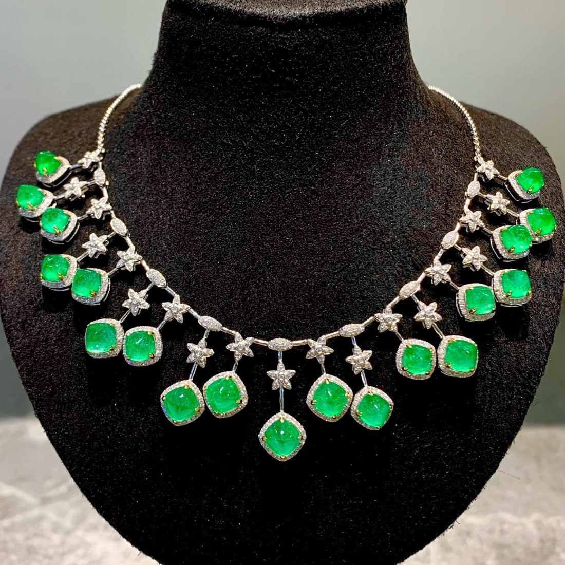 14k Gold 14.2 Ct Vivid Green Natural Emerald & Diamond Necklace - 3