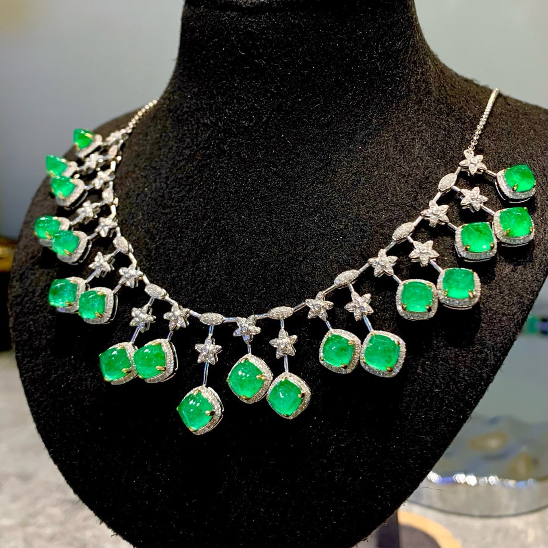 14k Gold 14.2 Ct Vivid Green Natural Emerald & Diamond Necklace - 4