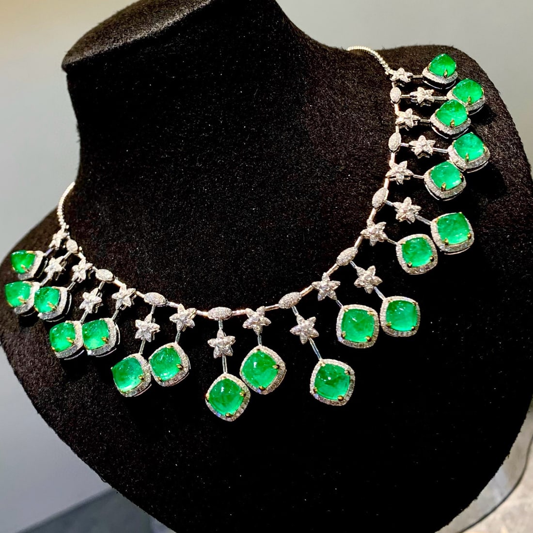 14k Gold 14.2 Ct Vivid Green Natural Emerald & Diamond Necklace - 6