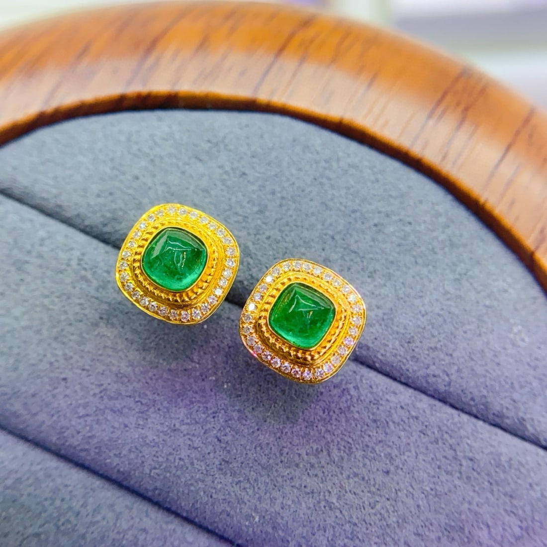 14k Gold 1.2 Ct Vivid Green Natural Emerald & Diamond Earrings: Ref:231064086 // gold content:14k gold // main gemstone:emerald // shape:sugar-loaf // carat weight:1. 2ct // color:vivid green // treatment:natural // // adjacent gemstone 2 : diamond // number of st