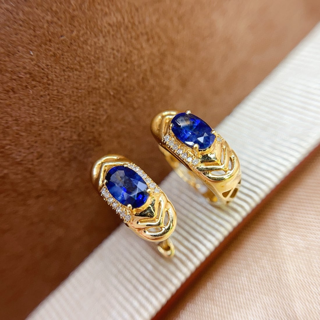 14k Gold 0.88 Ct Natural Sapphire & Diamond Earrings: Ref:231064096 // gold content:14k gold // main gemstone:sapphire // shape:oval // carat weight:0. 88ct // color:blue // treatment:natural // // adjacent gemstone 2 : diamond // number of stones:28 // 