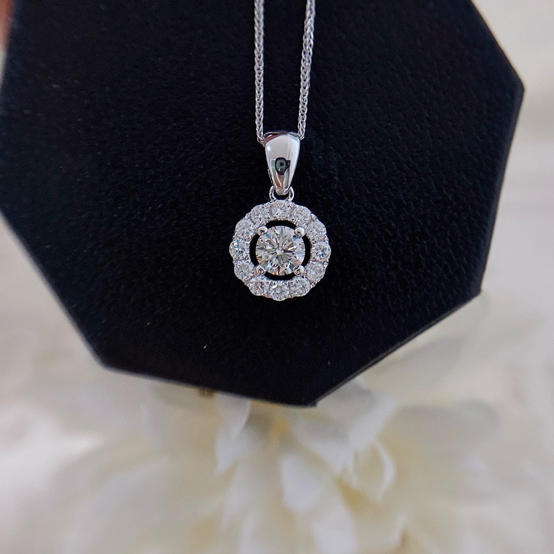 14k Gold 0.51 Ctw Natural H Diamond Necklace: Ref:231064104 // gold content:14k gold // main gemstone:diamond // shape:round // carat weight:0. 30ct // clarity grade:vs-si // color:h // treatment:natural // cut grade:g // // adjacent gemstone 2