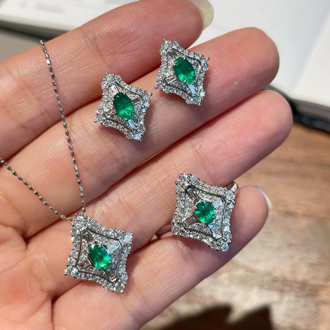14k Gold 0.98 Ct Natural Emerald & Diamond Jewelry Set - 2