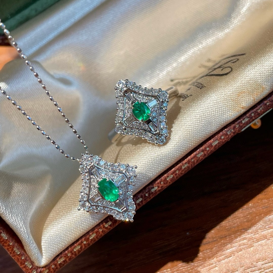 14k Gold 0.98 Ct Natural Emerald & Diamond Jewelry Set - 3