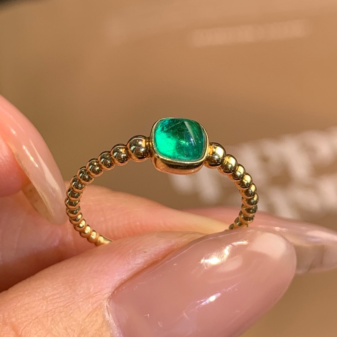 14k Gold 0.55 Ct Vivid Green Natural Emerald Ring: Ref:231064112 // gold content:14k gold // ring size:7. 25us // // main gemstone:emerald // shape:sugar-loaf // carat weight:0. 55ct // color:vivid green // treatment:natural // Condition: New High