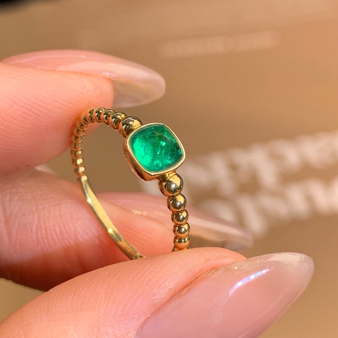 14k Gold 0.55 Ct Vivid Green Natural Emerald Ring - 8