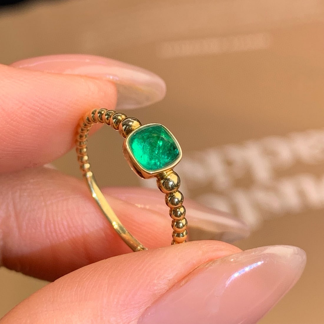14k Gold 0.55 Ct Vivid Green Natural Emerald Ring - 9