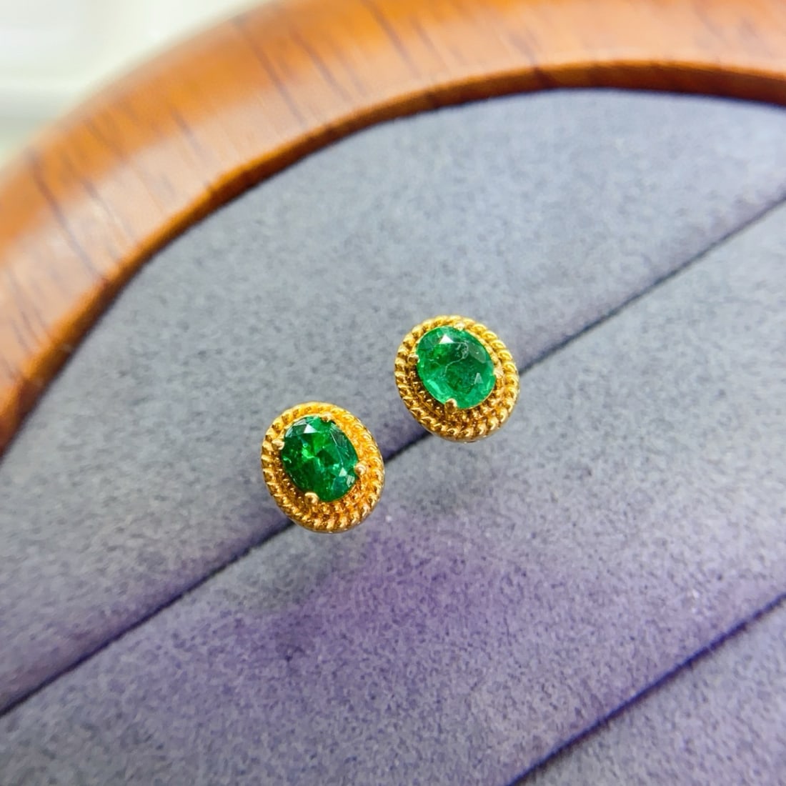 14k Gold 0.5 Ct Vivid Green Natural Emerald Earrings - 3